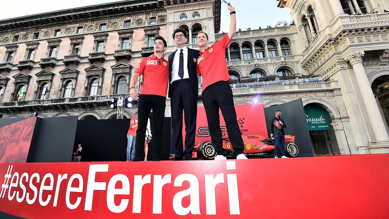 Charles Leclerc y Sebastian Vettel, junto al director de Ferrari, Mattia Binotto, saludan a los 'tiffossi' en la plaza del Duomo de Milán.