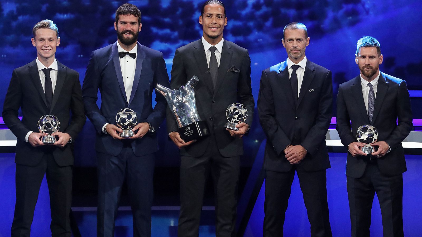 De Jong, Alisson, Van Dijk, el presidente de la UEFA, Aleksander Ceferin, y Leo Messi, en la pasada gala de la UEFA.
