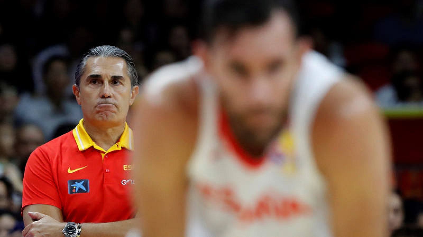 Sergio Scariolo, al fondo, observa la evolución de Rudy Fernández, en primer plano desenfocado.