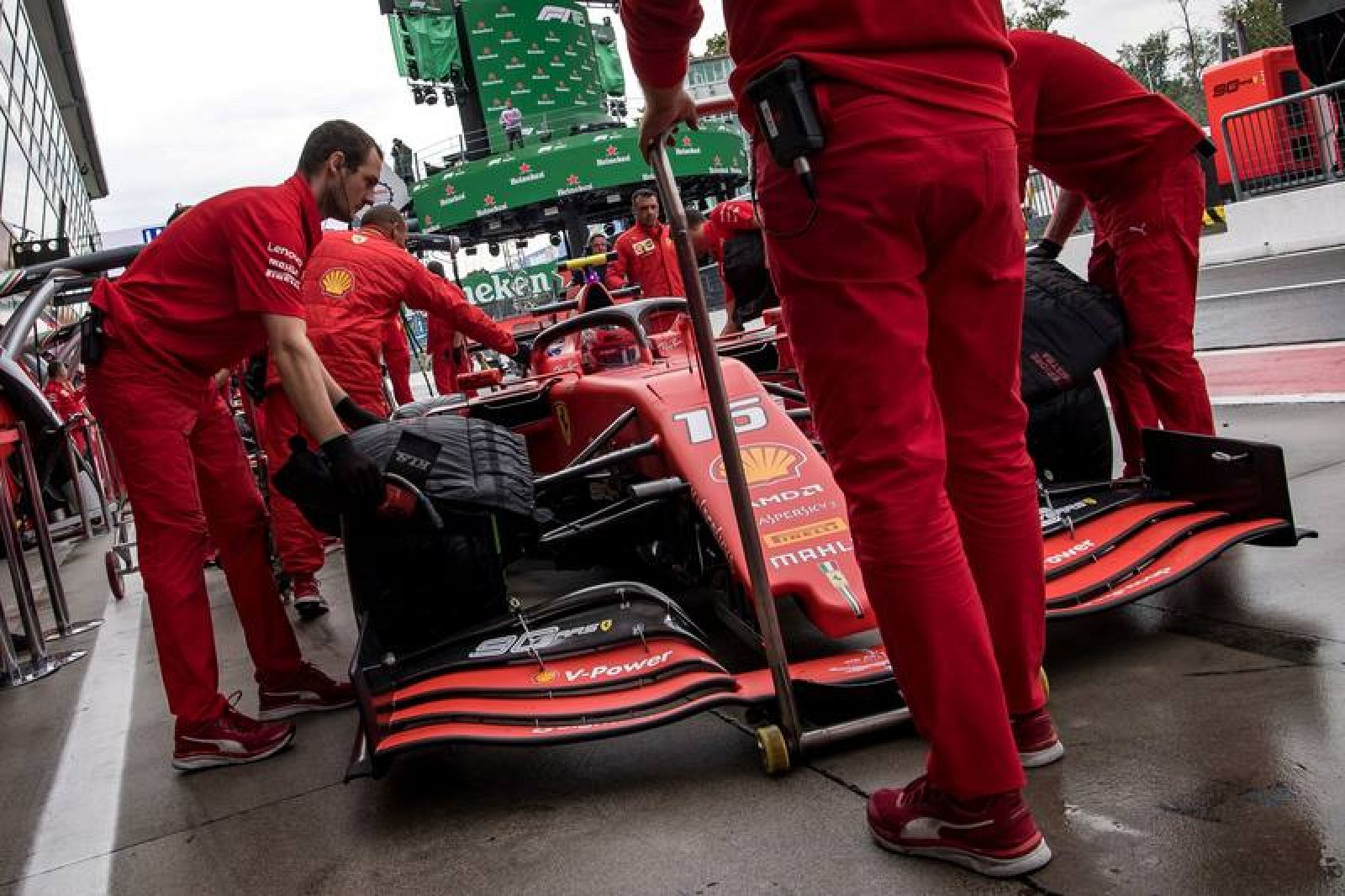 Leclerc, durante los entrenamientos de este viernes en Monza 