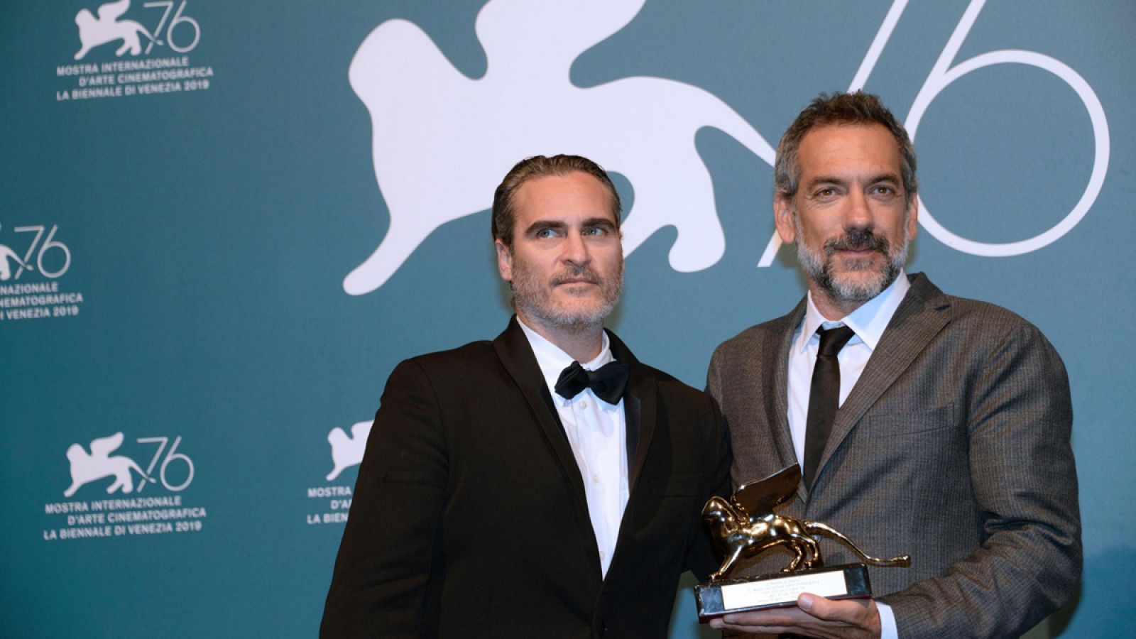 El director de 'Joker', Todd Phillips, con el León de Oro, junto al actor Joaquin Phoenix