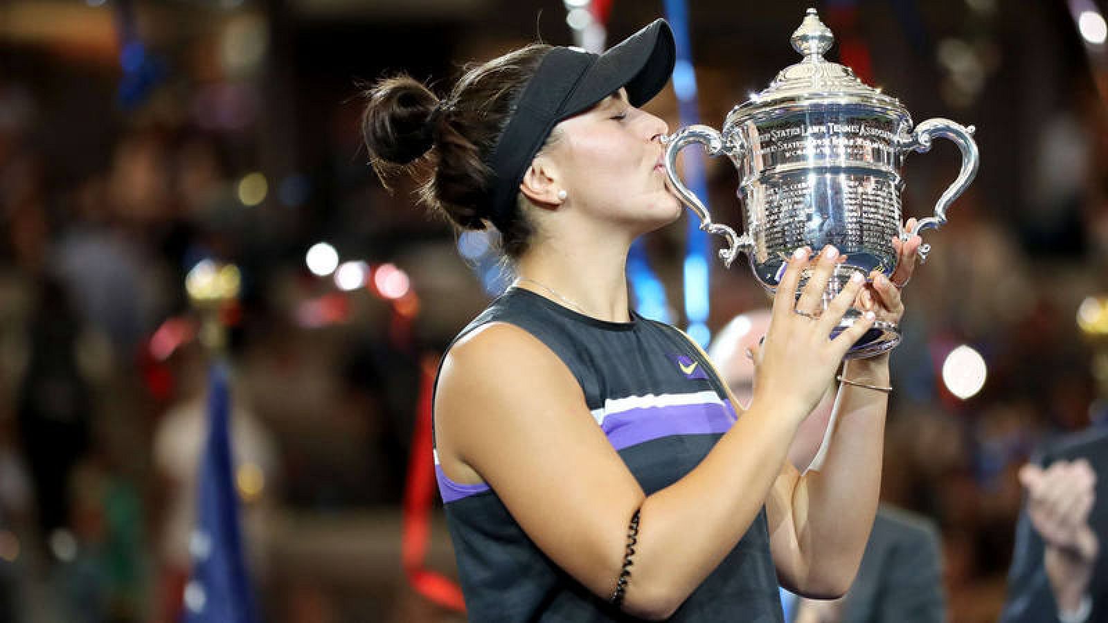 La canadiense Bianca Andreescu besando el trofeo tras ganar la final femenina del US Open 2019. 