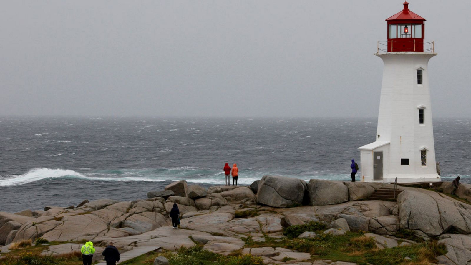 Gente cerca del faro de Peggys Cove en Halifax, Nueva Escocia (Canadá).