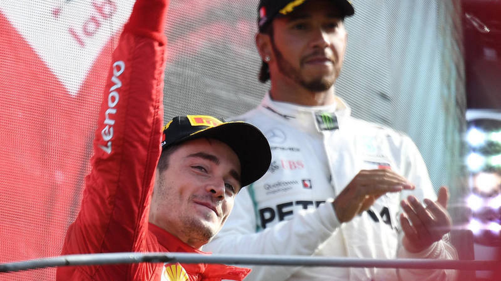 Charles Lecler celebra la victoria en Monza con Hamilton al fondo del podio.