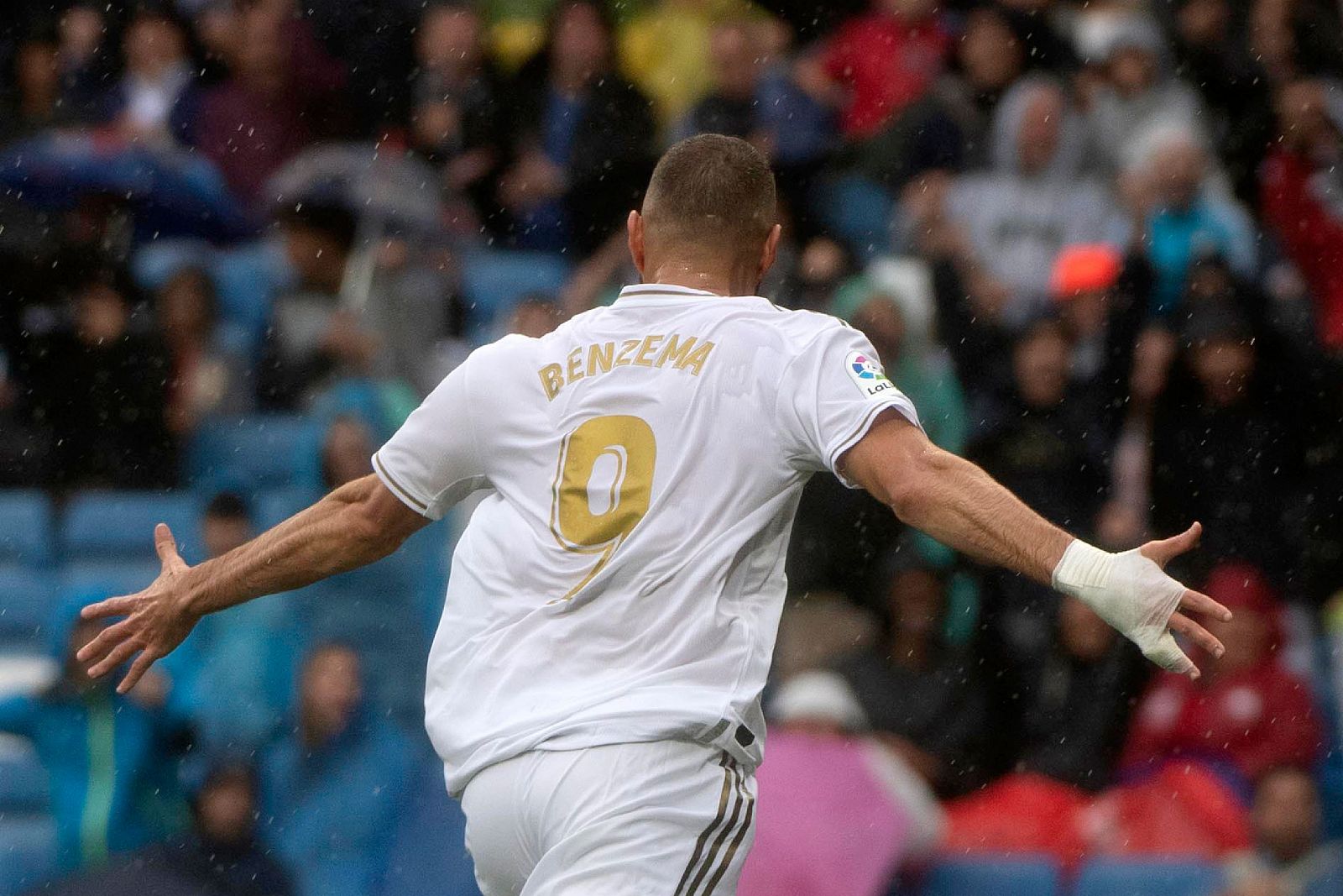 Karim Benzema celebra uno de sus dos tantos