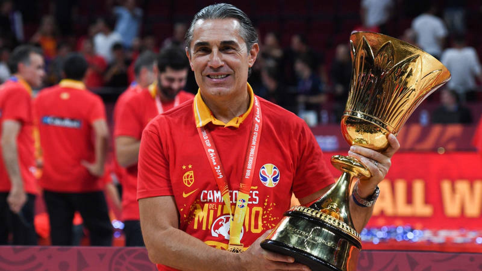 Sergio Scariolo posa con la copa que acredita a España como la nueva campeona del mundo.