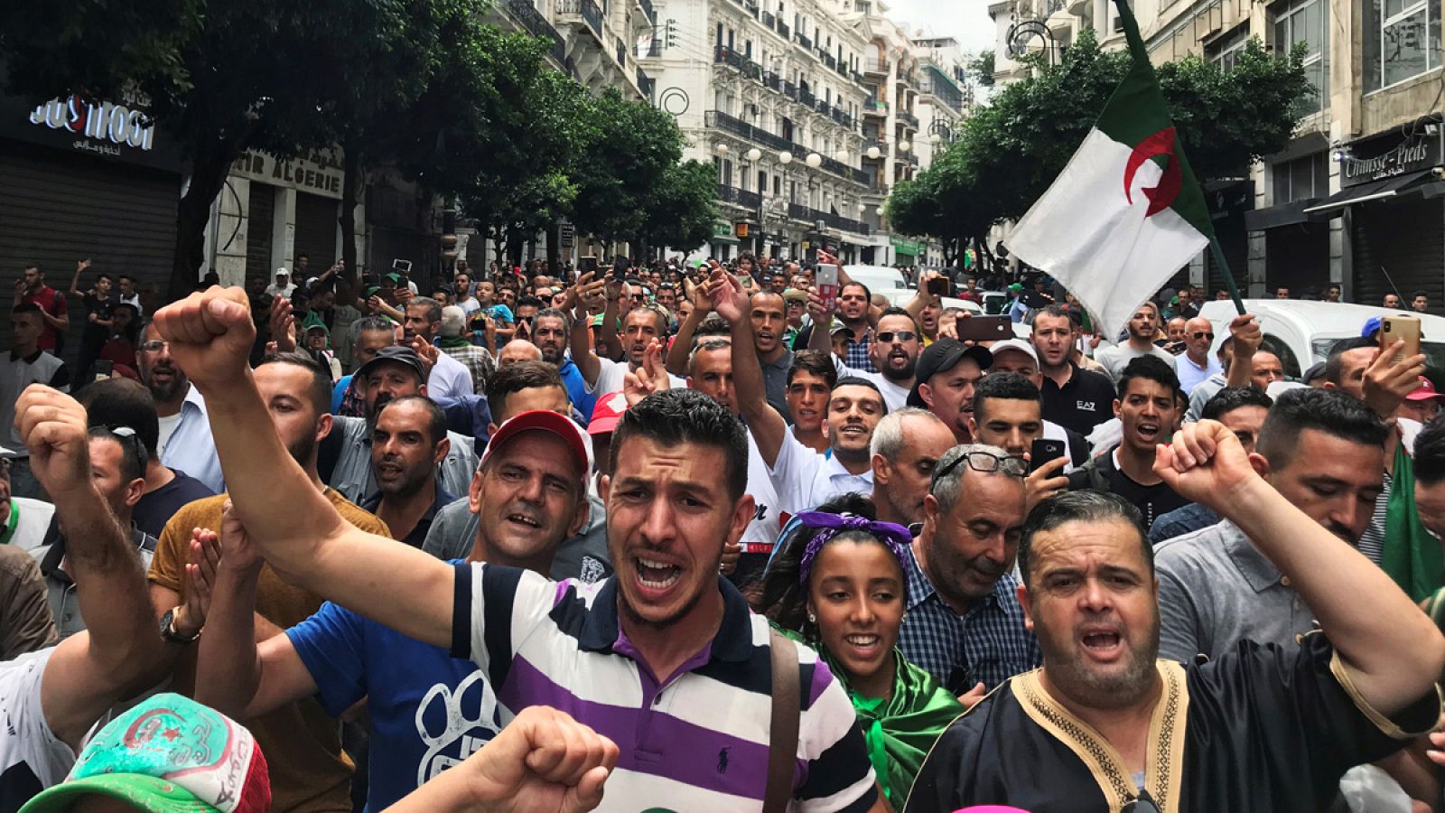 Manifestación en Argel en contra de las élites gobernantes