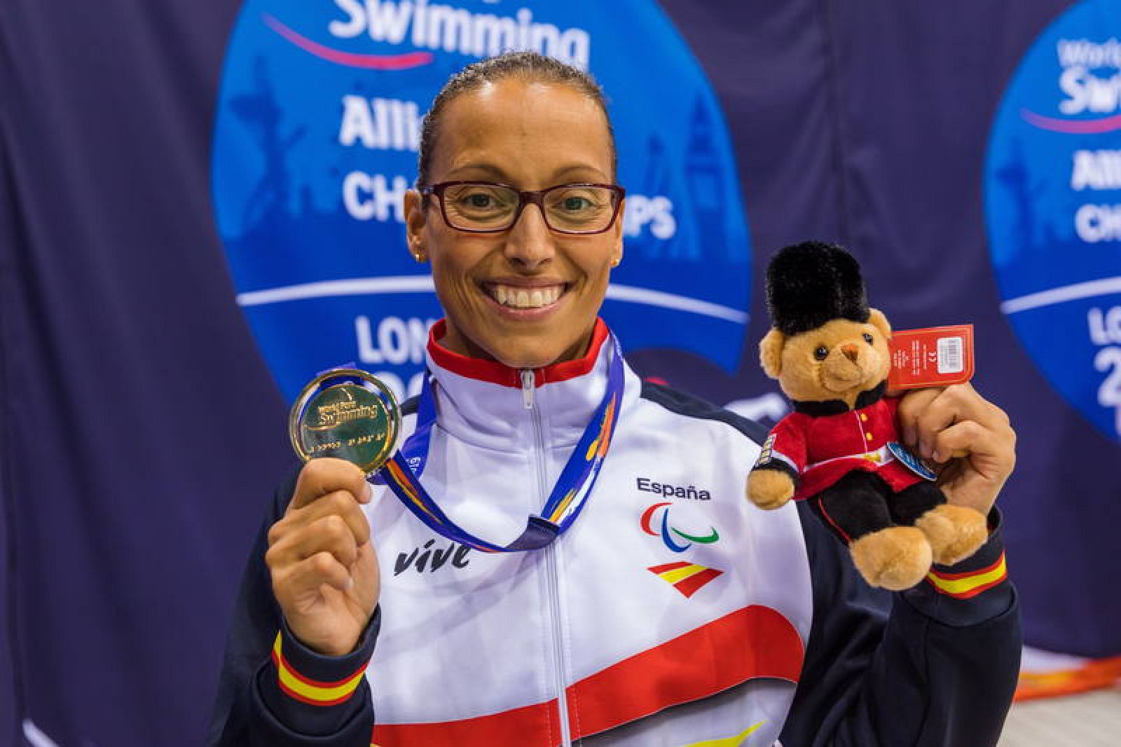 Teresa Perales posa con su oro de los 50 espalda en el Mundial de Londres