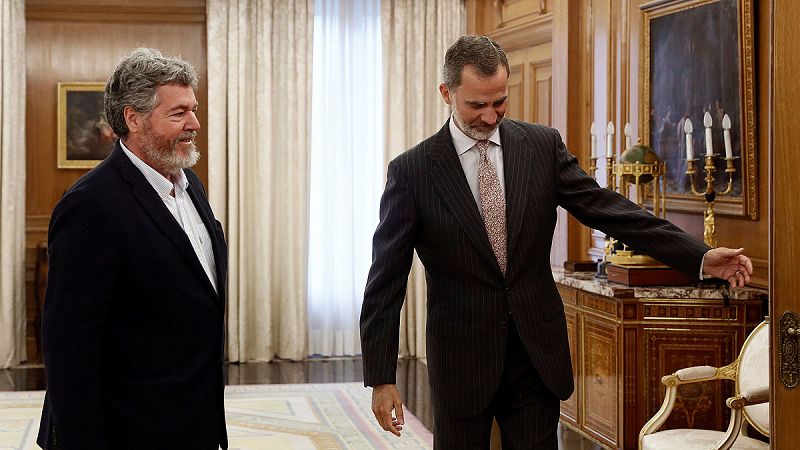 El rey Felipe VI saluda al diputado de Equo Juan López de Uralde, hoy Lunes en el palacio de la Zarzuela, dentro de la ronda de consultas con los partidos.