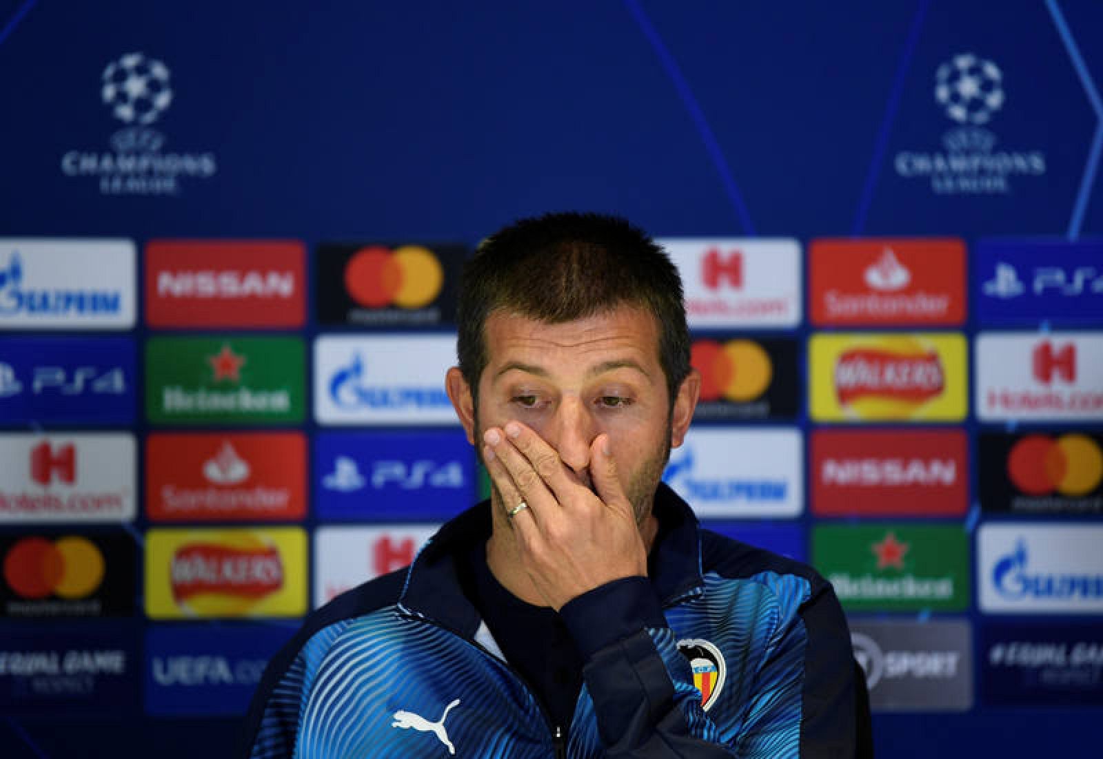 Imagen del entrenador del Valencia CF, Albert Celades, durante la rueda de prensa.