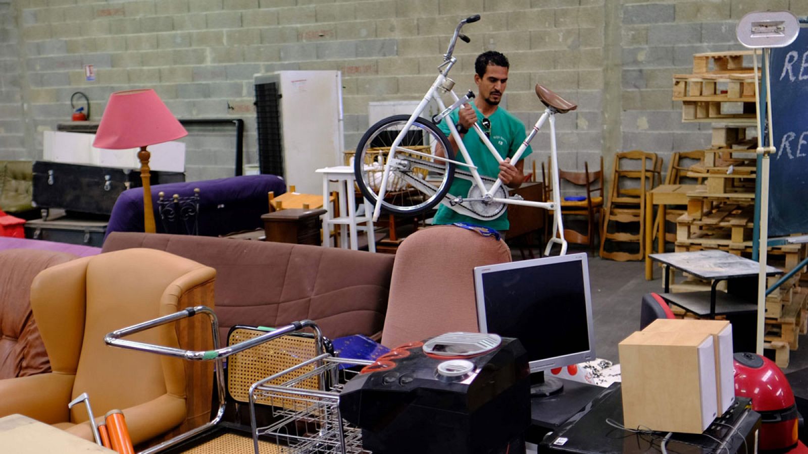 Un trabajador de un centro de reciclaje