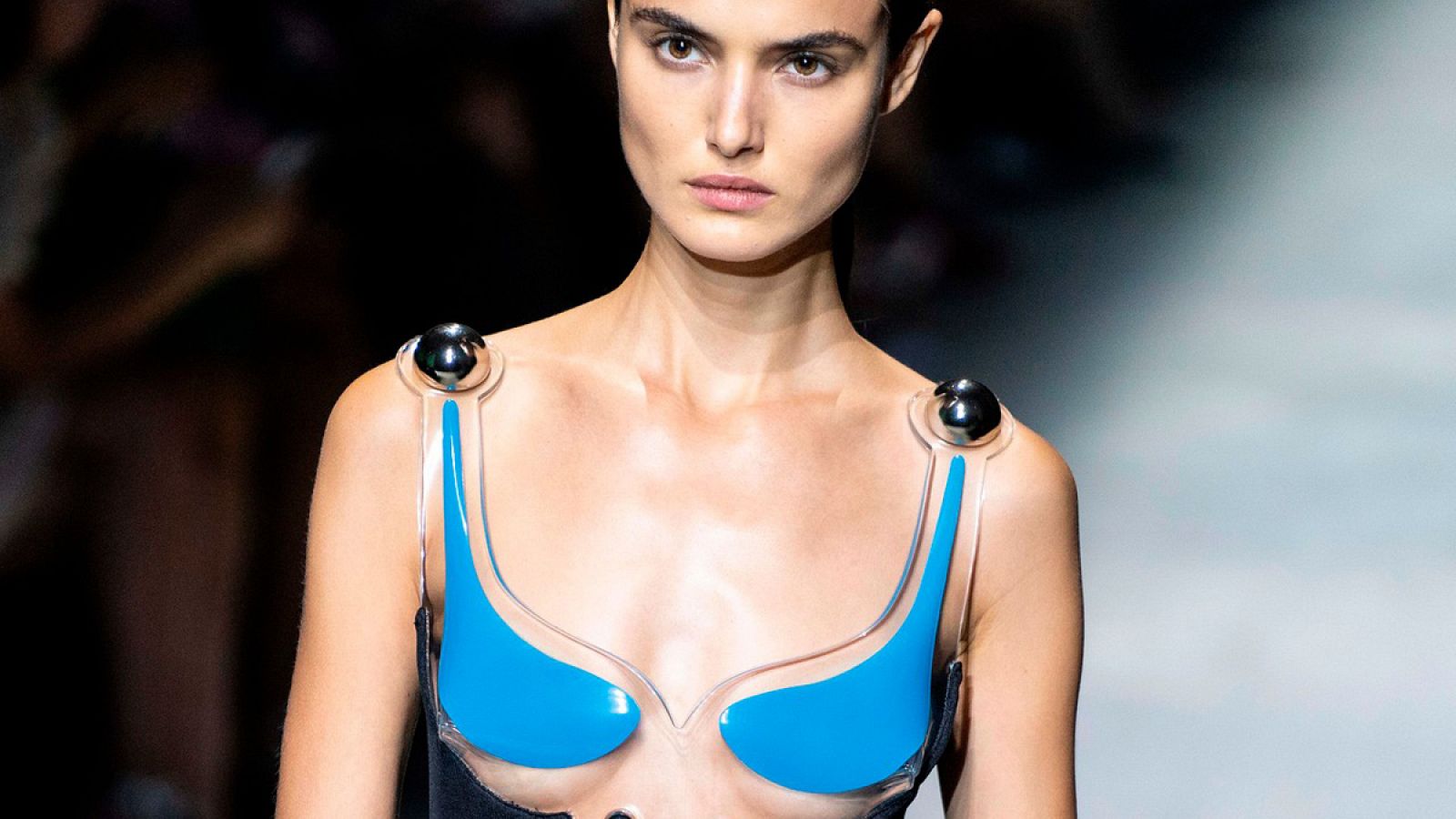 La top española Blanca Padilla desfila para Christopher Kane.