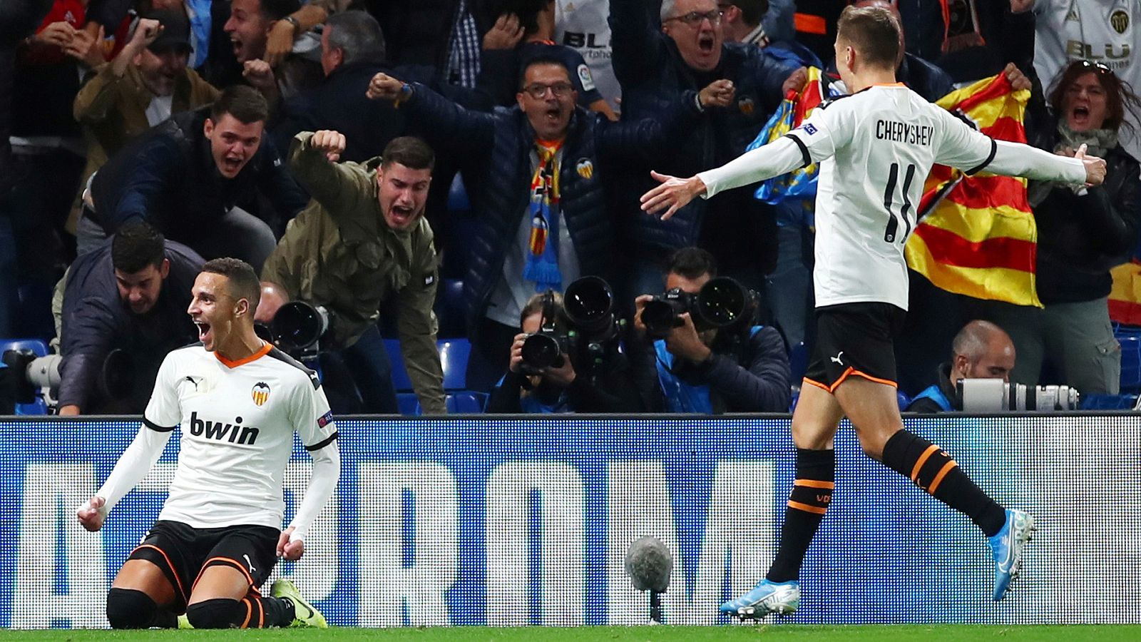 Rodrigo celebra su gol en Stamford Bridge.