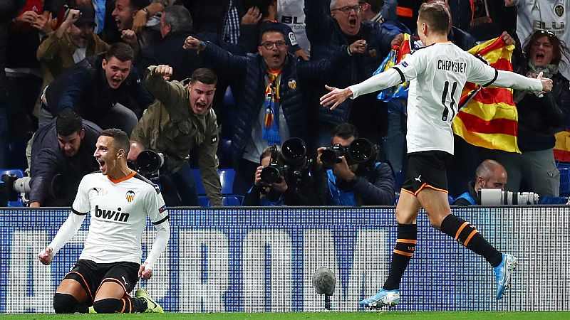 Rodrigo celebra su gol en Stamford Bridge.