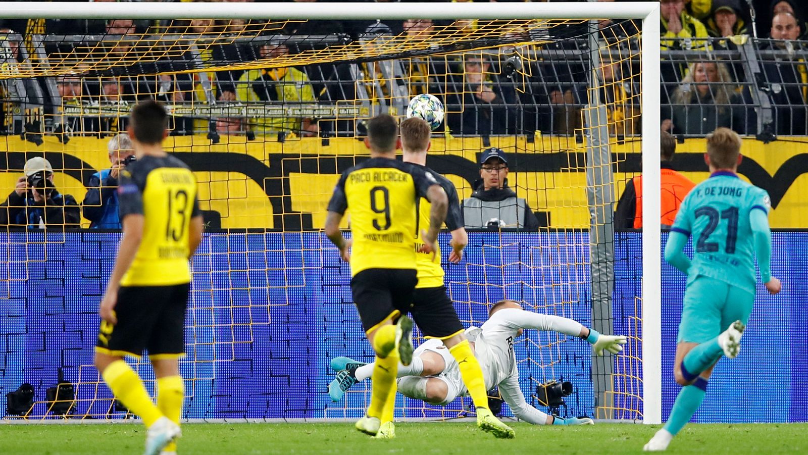 Marc Andre Ter Stegen detiene el penalti lanzado por Reus en el Borussia Dortmund - Barça.
