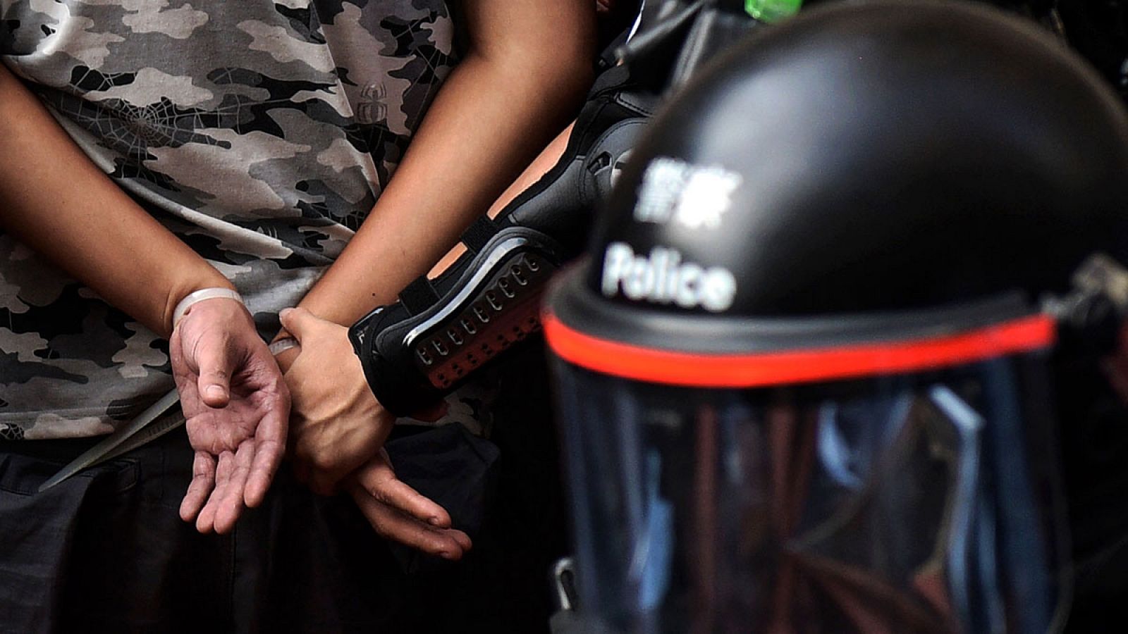 Imagen de un detenido en las protestas de Hong Kong el 14 de septiembre de 2019.
