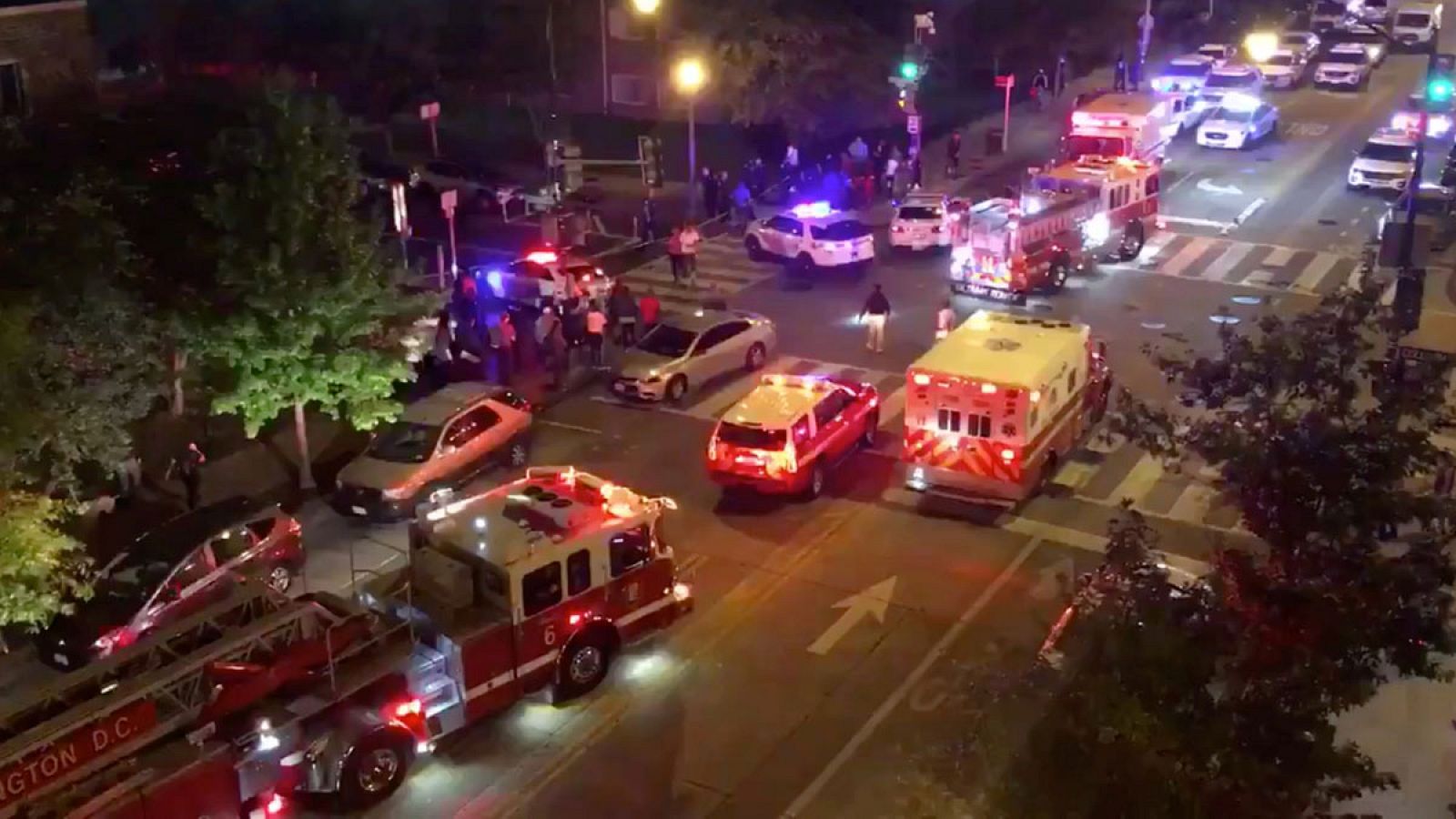 Ambulancias y bomberos en la zona del tiroteo.