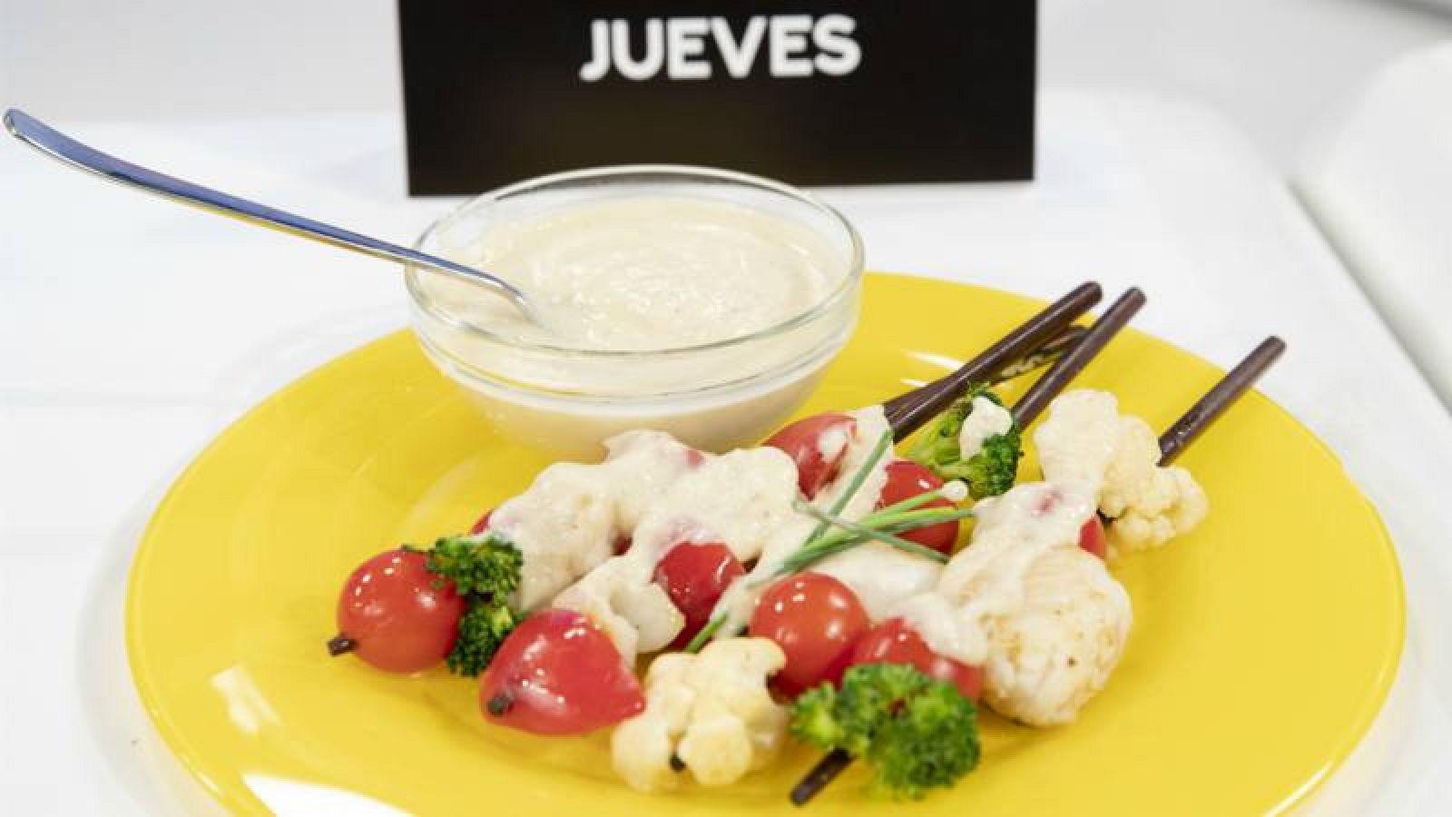 Brochetas de rape y verduras con salsa de manzana 