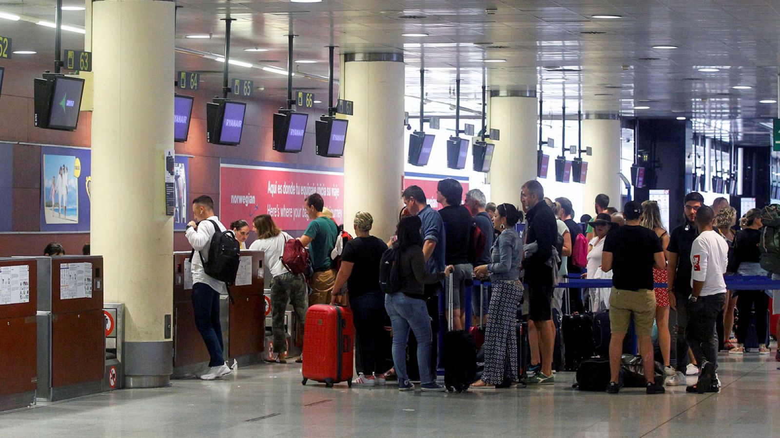 Cola en un mostrador del aeropuerto de El Prat