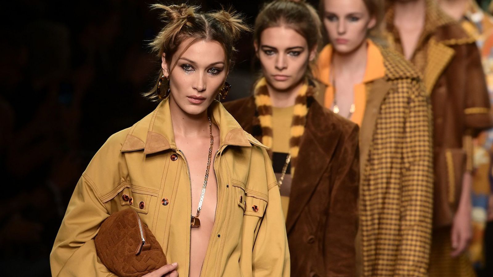 La supermodelo Bella Hadid abre el carrusel de Fendi.