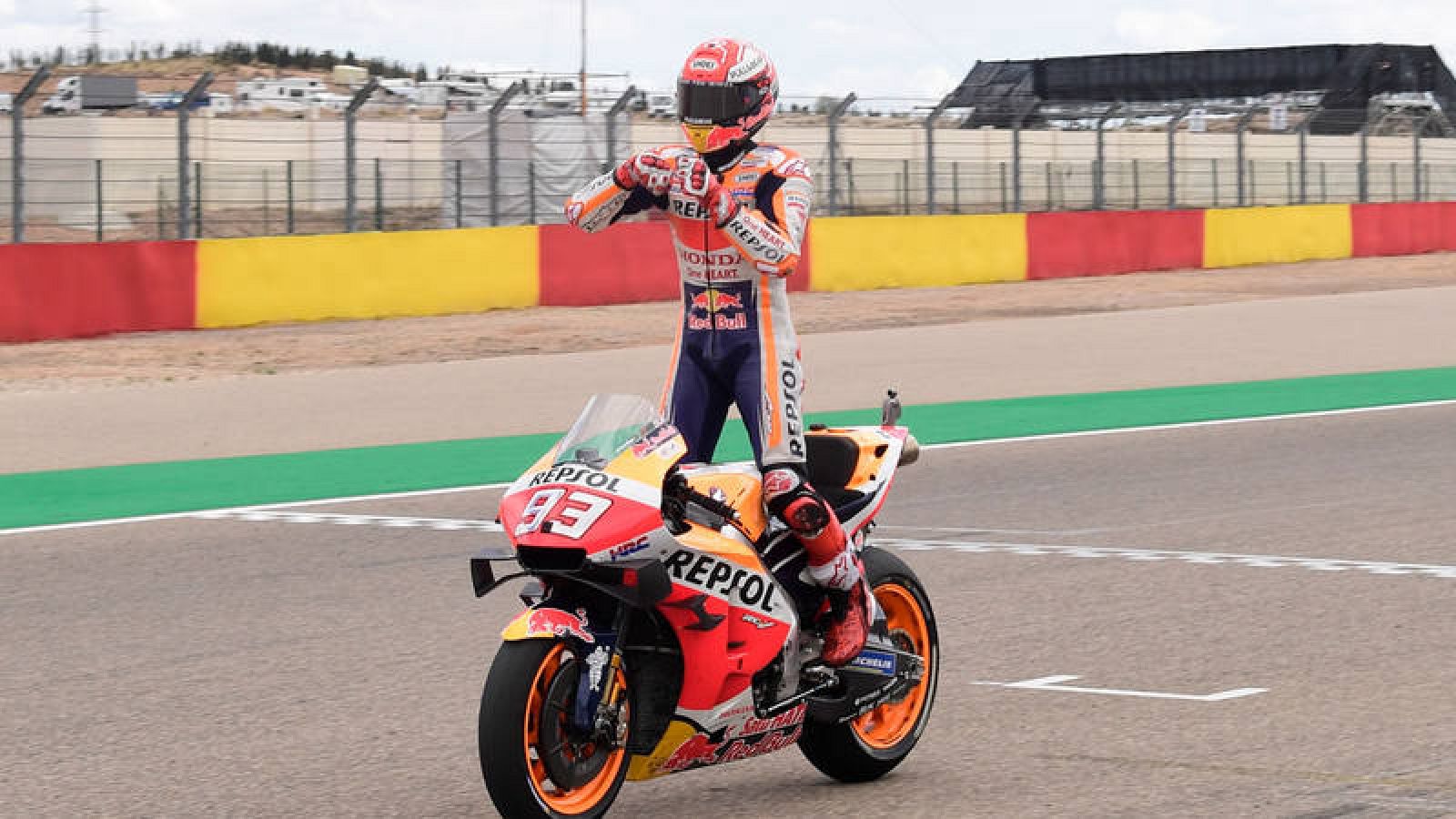 Márquez hace el gesto de pescar al cruzar la línea de meta