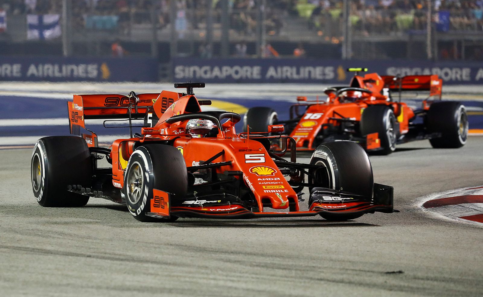 Vettel, por delante de Lecrec en Singapur