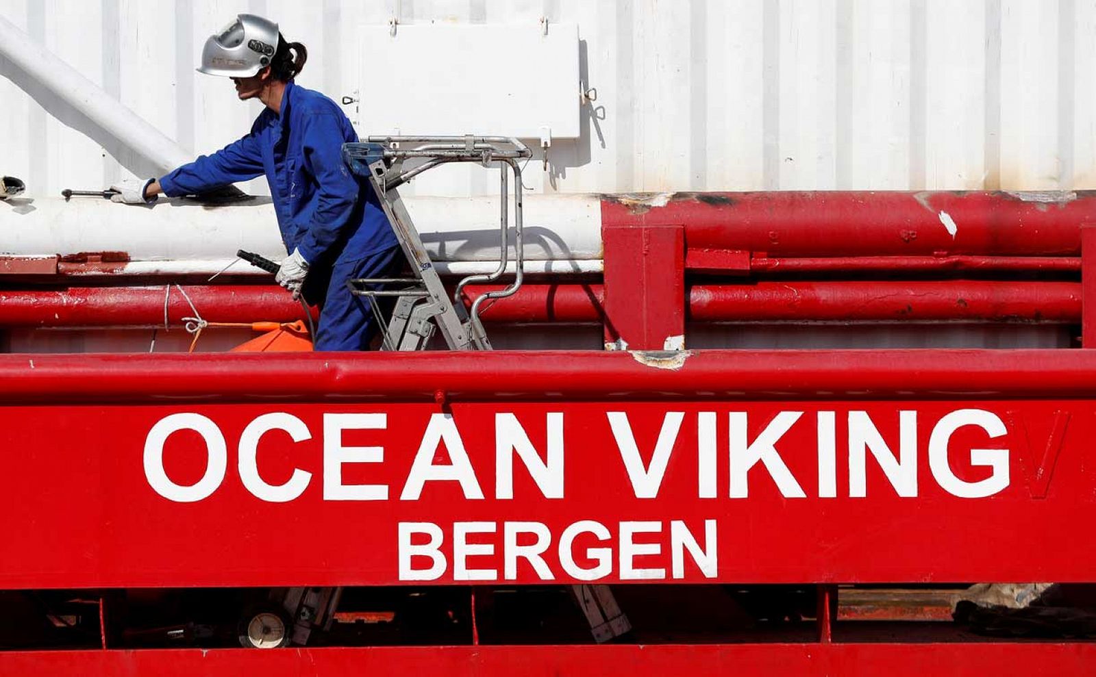 Un operario realiza tareas de mantenimiento en el Ocean Viking.
