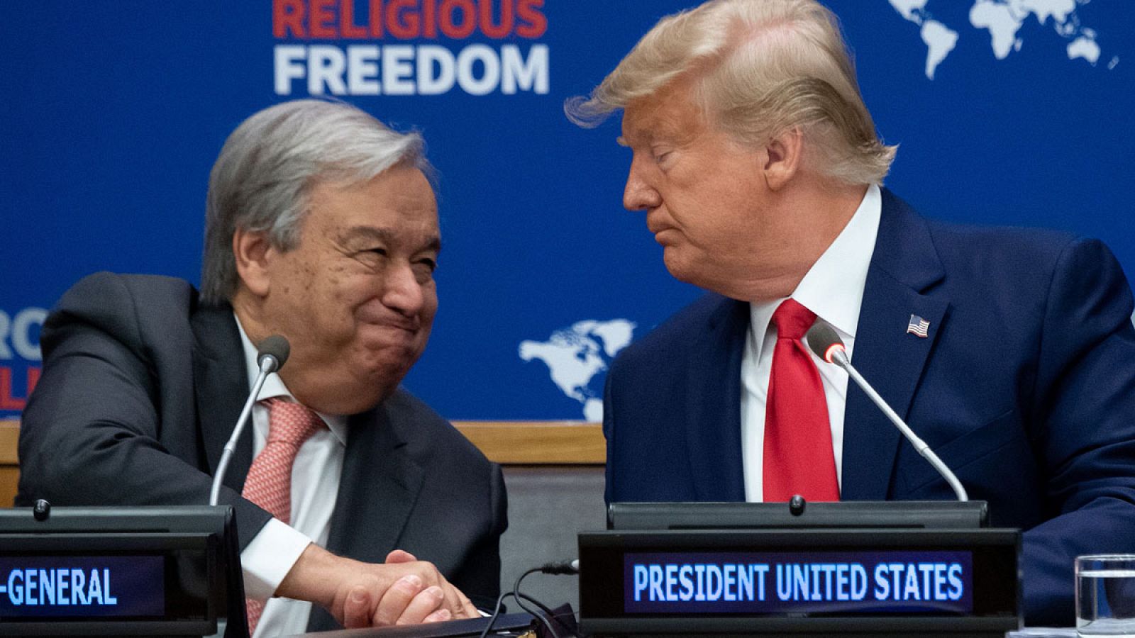 El secretario general de la ONU, Antonio Guterres, saluda al presidente de EE.UU., Donald Trump.