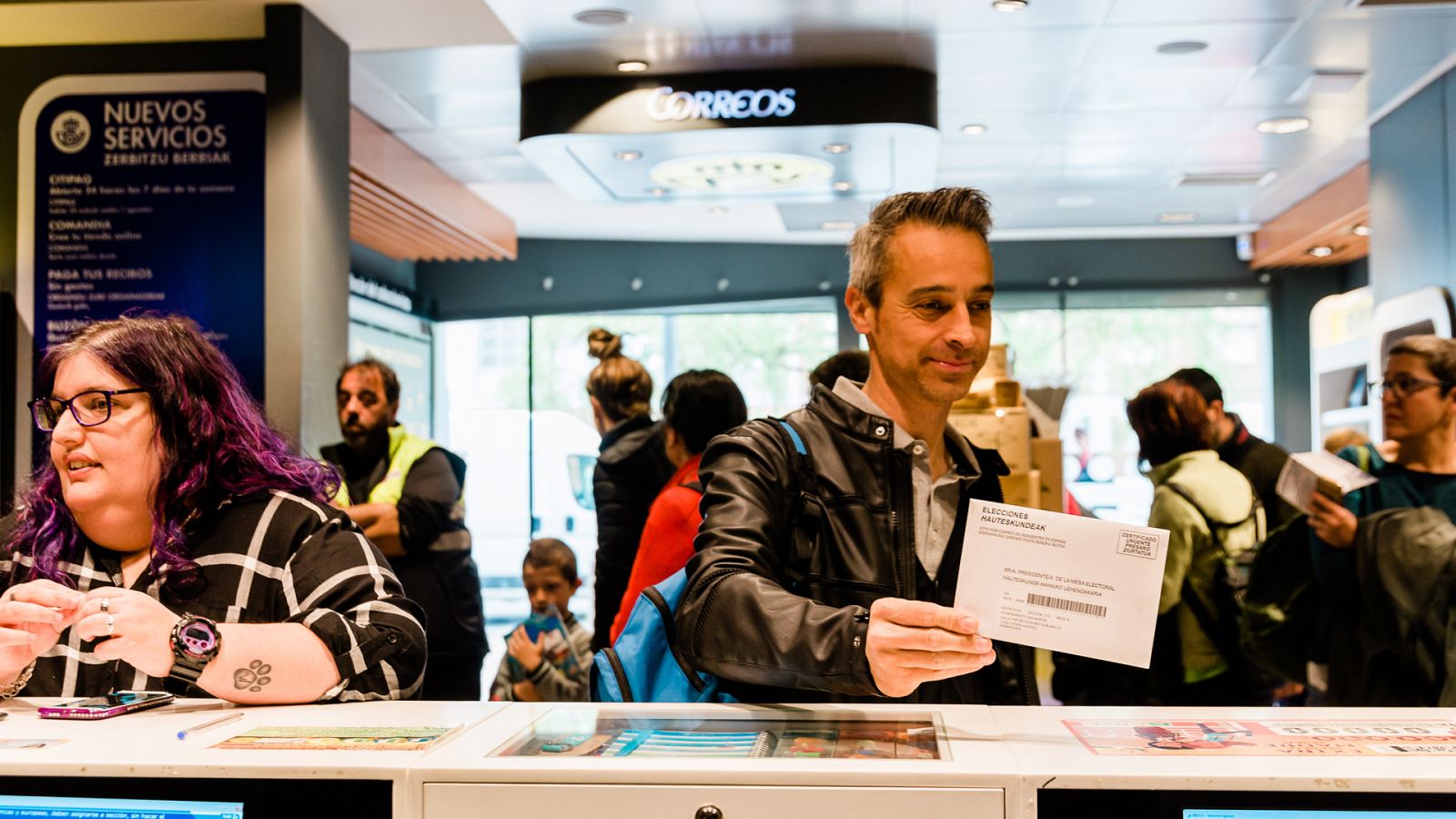 Voto por correo en una oficina de Correos en Vitoria en las elecciones generales del 28 de abril.