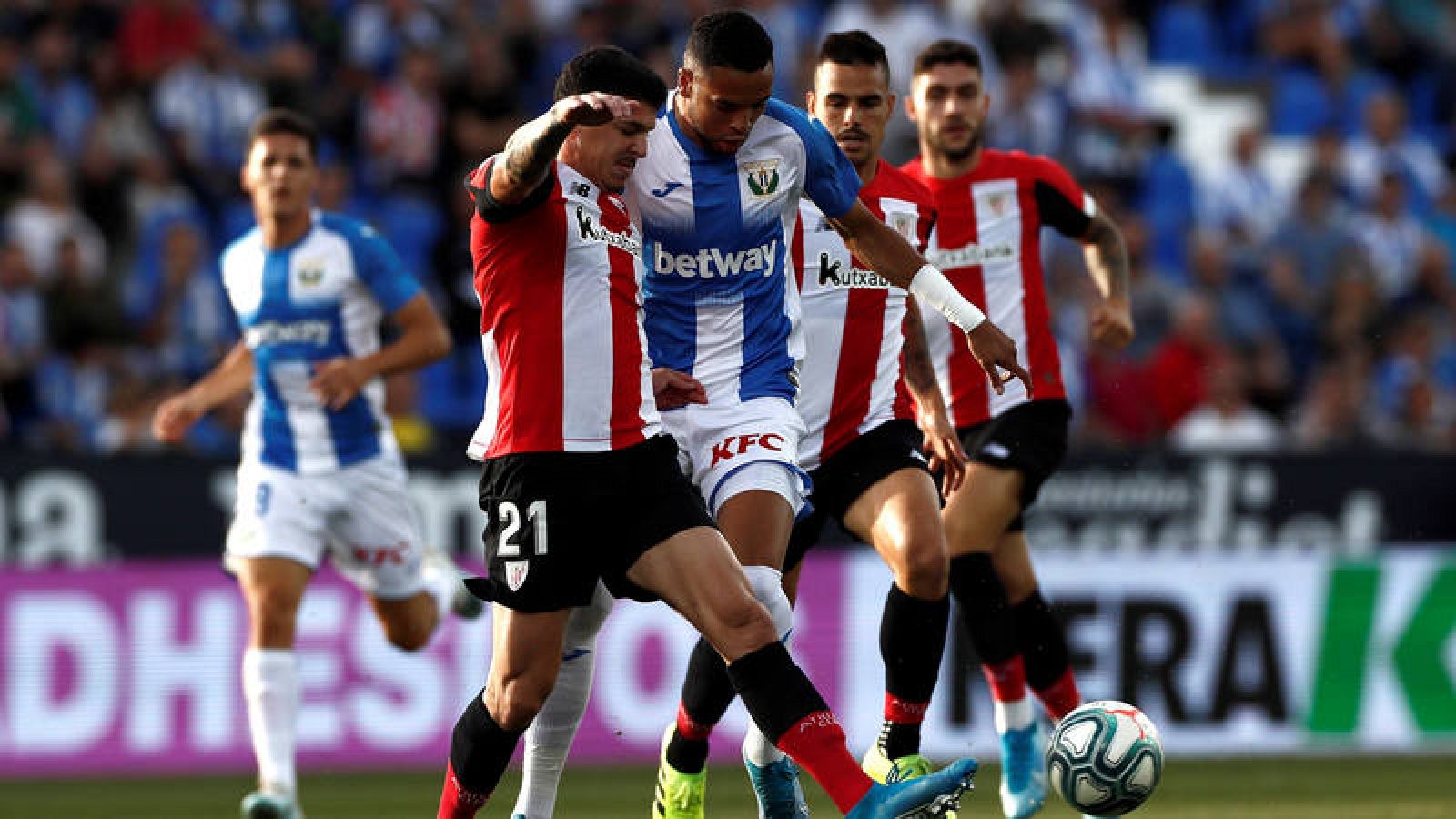 El delantero marroquí del Leganés, Youssef En Nesyri (3i) pelea un balón con el defensa del Athletic de Bilbao Ander Capa (2i).