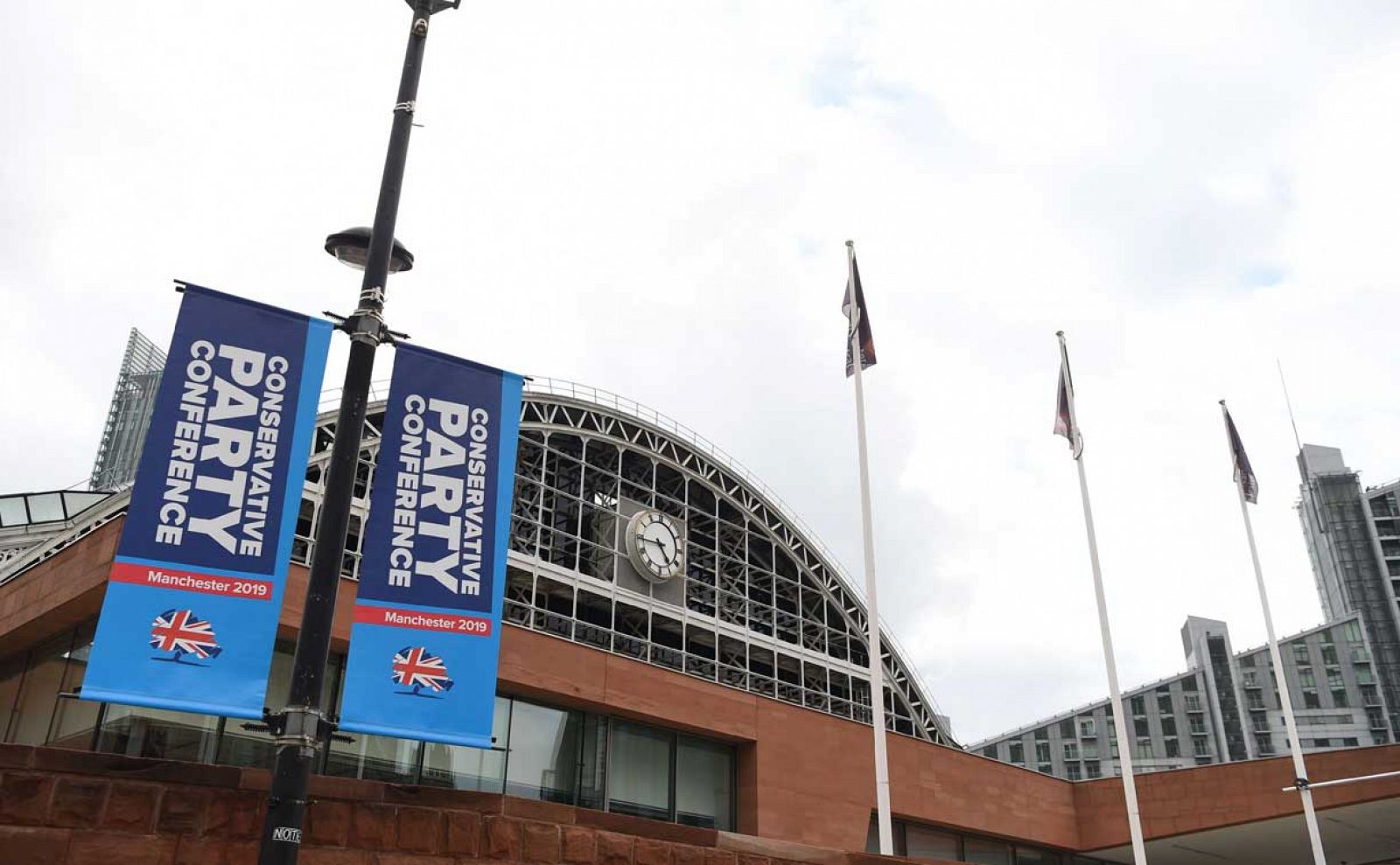 Pancartas con el logotipo del Partido Conservador en los exteriores del Complejo de Convenciones Central de Manchester.