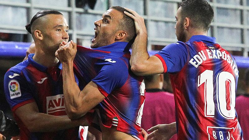 El centrocampista del Eibar Pedro León celebra el segundo gol de su equipo ante el Sevilla.
