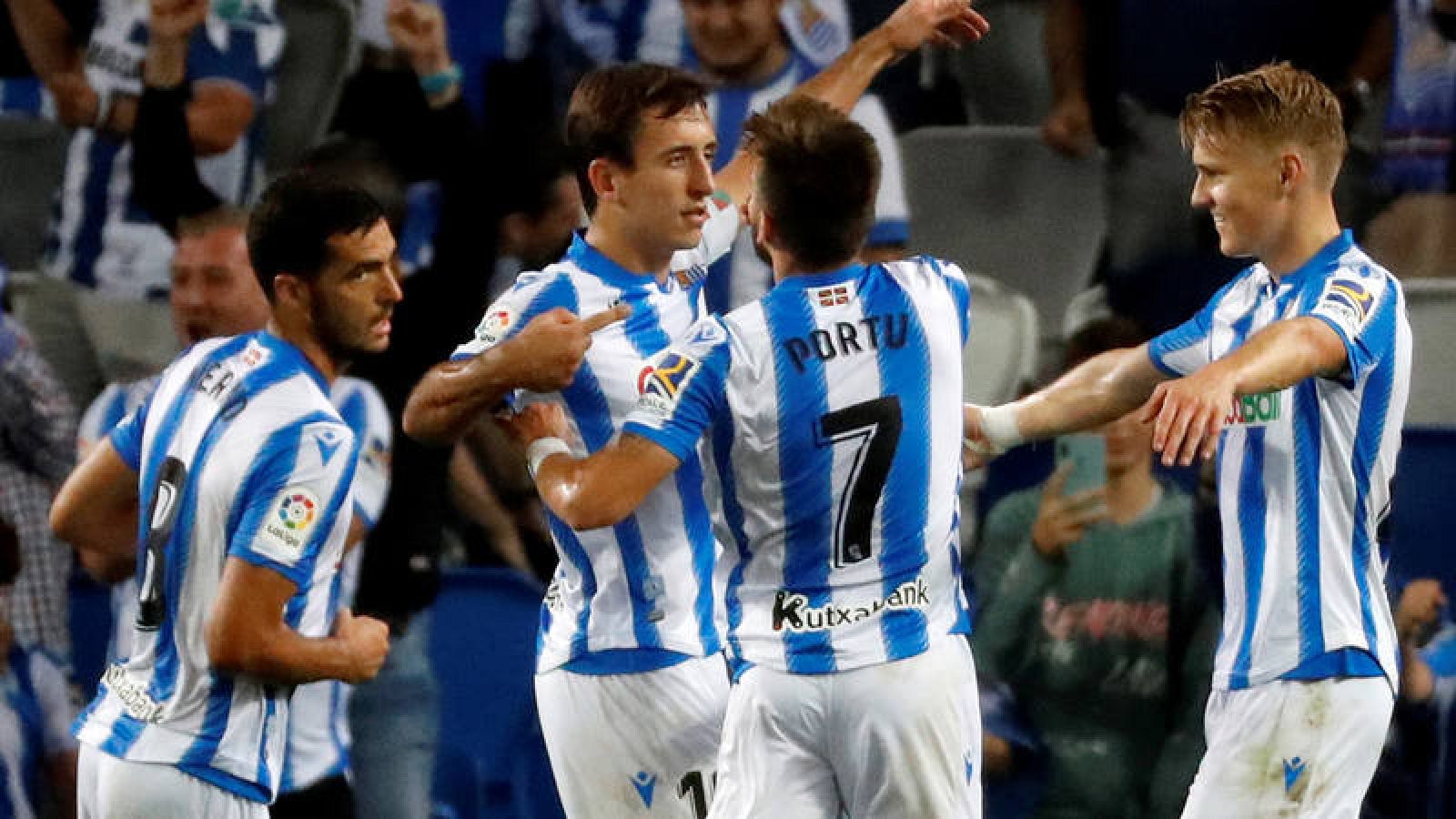 El delantero de la Real Sociedad Mikel Oyarzabal celebra su segundo gol, tercero de su equipo ante el Deportivo Alavés.