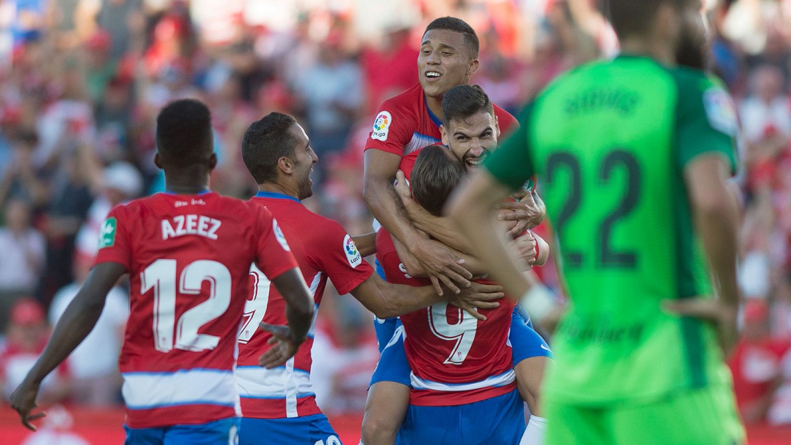 Los jugadores del Granada celebran el gol de Puertas