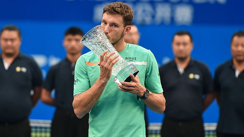 Pablo Carreño besa el trofeo del Abierto de Chengdú (China).
