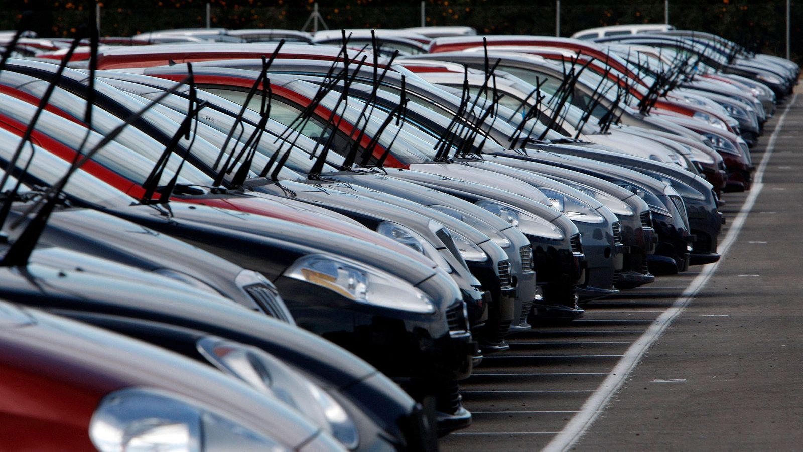 Coches almacenados en una fábrica de Valencia