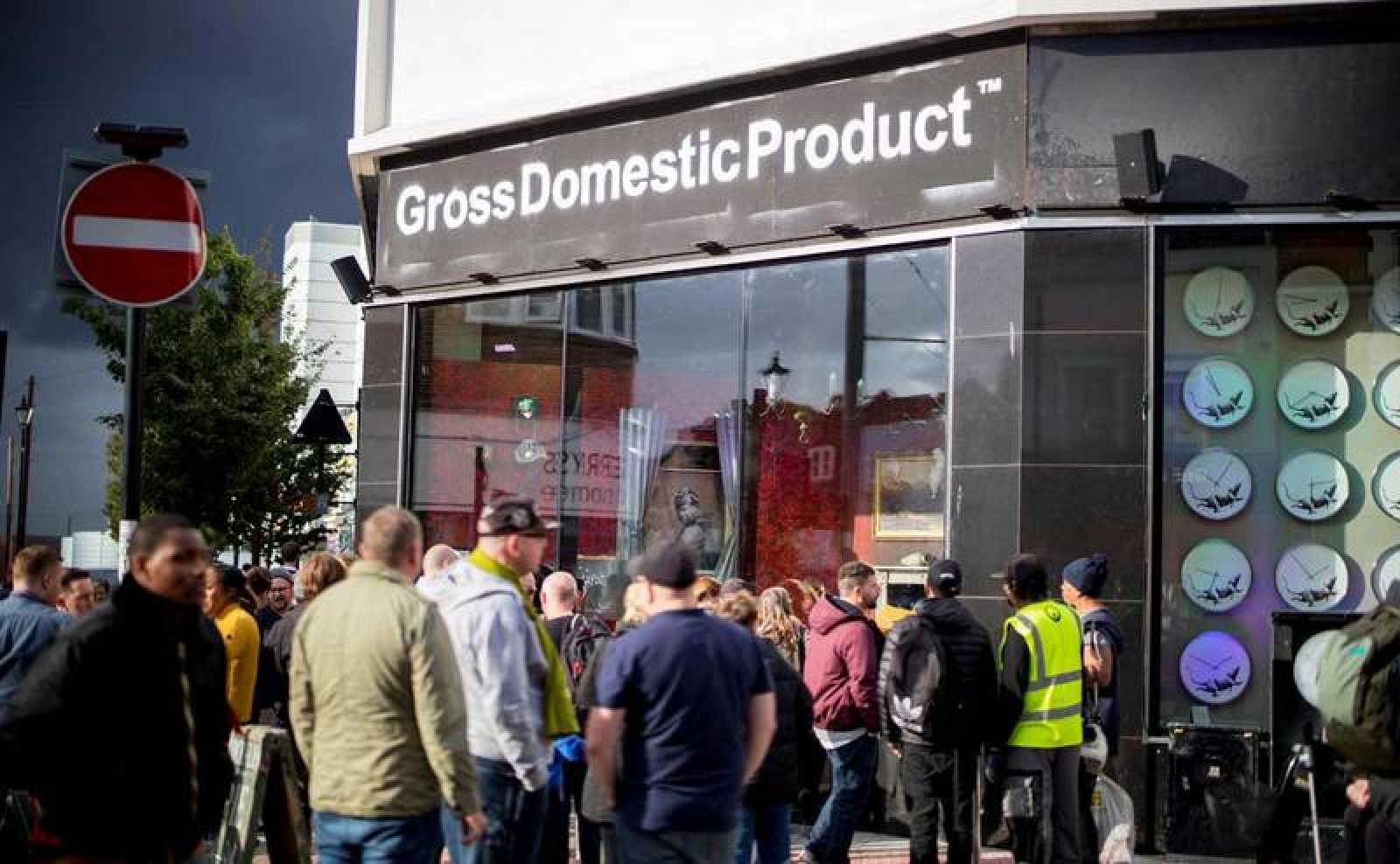  "Gross domestic product" (producto interior bruto) ha aparecido de la noche a la mañana en el barrio de Croydon, ocupando un antiguo comercio en desuso