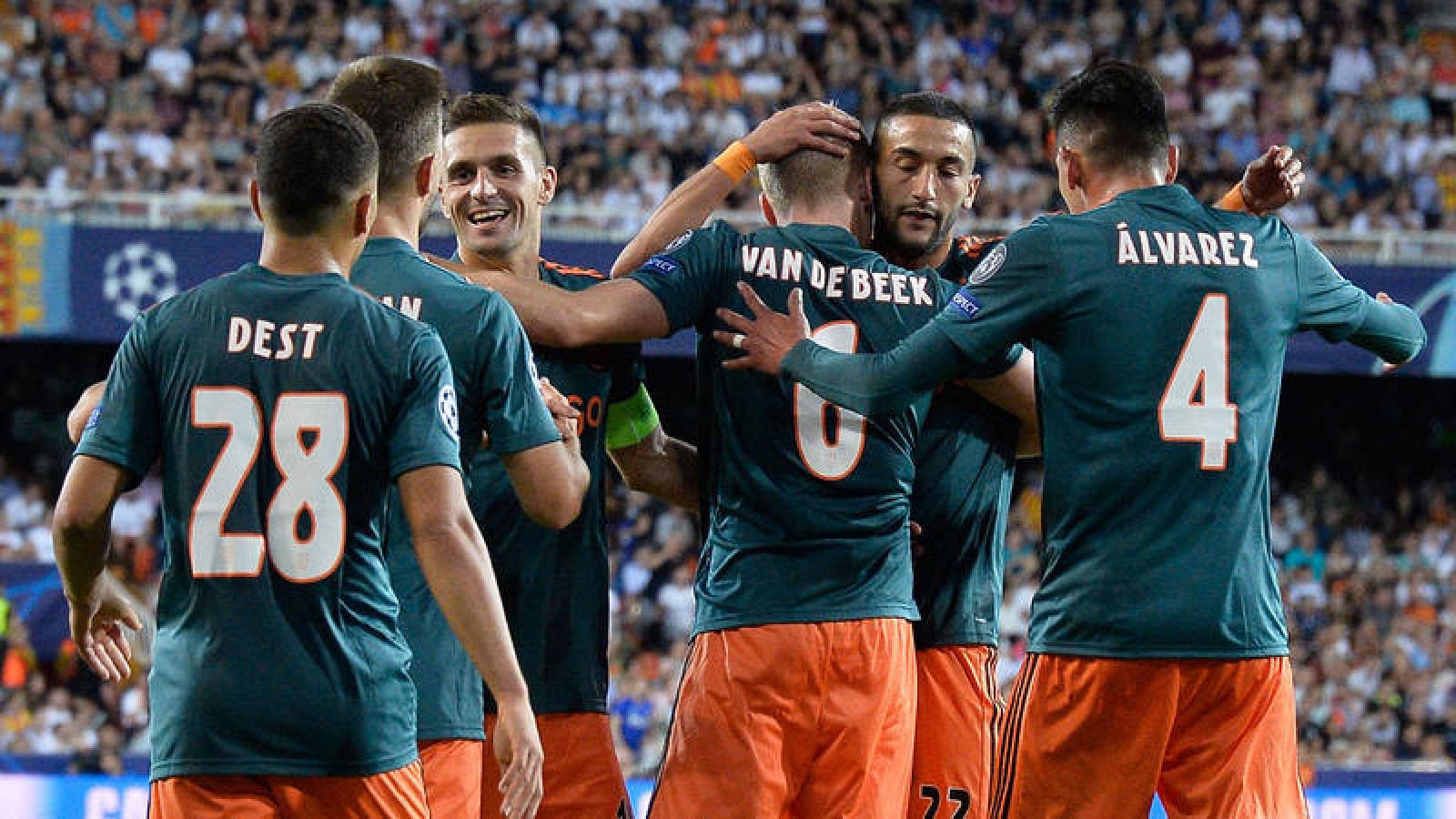 Los jugadores del Ajax celebra el triunfo en Mestalla.