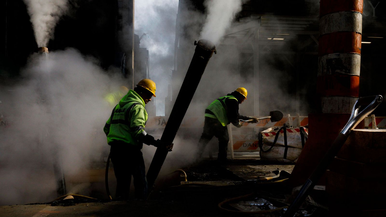 Varios trabajadores realizan reparaciones en la Quinta Avenida de Nueva Y ork
