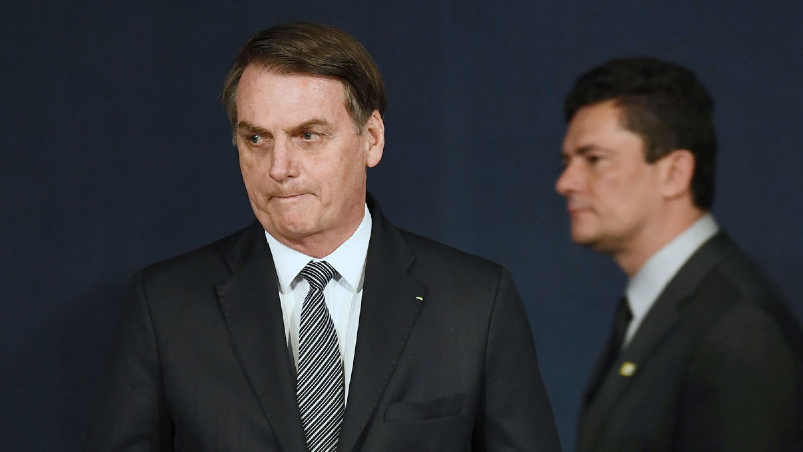 El presidente de Brasil, Jair Bolsonaro (i), y el ministro de Justicia, Sergio Moro.