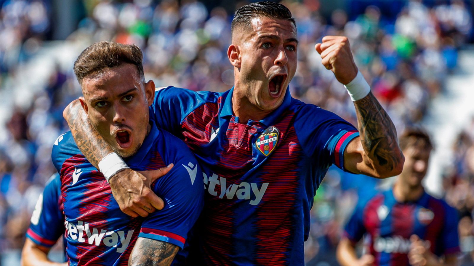 Roger Martí (i) y Sergio León (d) celebran el primer gol