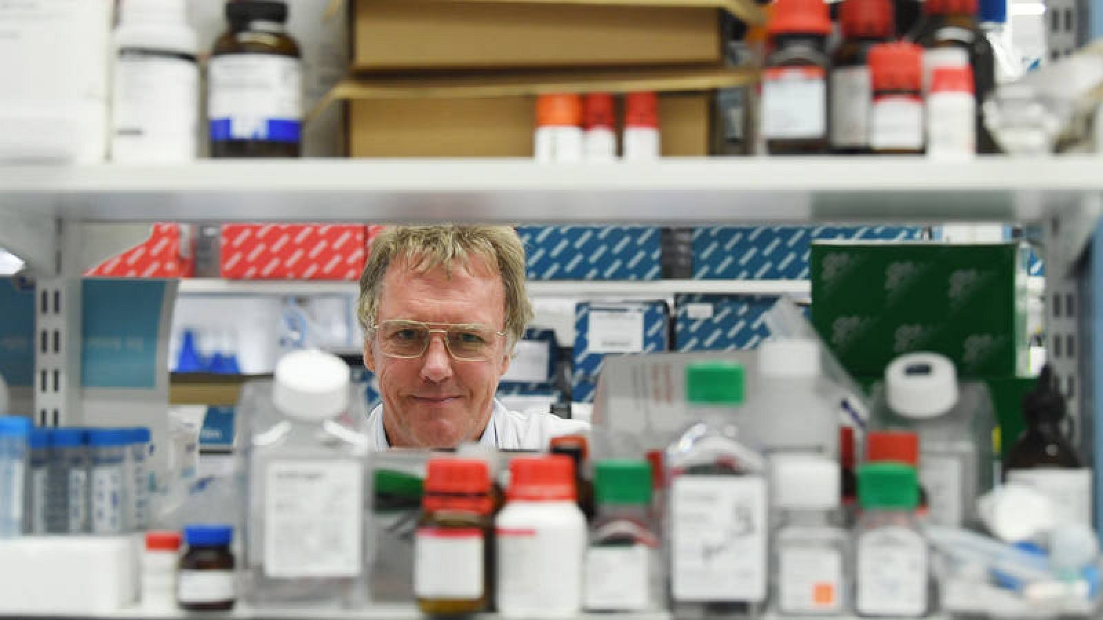El científico británico Sir Peter J. Ratcliffe posa en su laboratorio de Oxford.