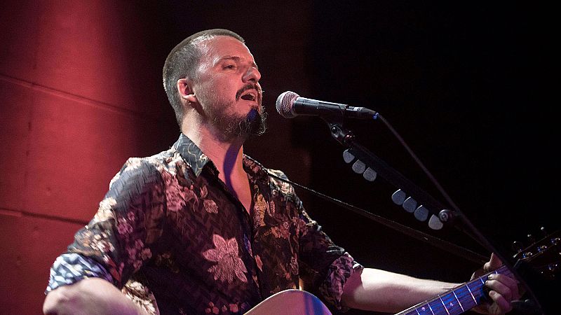 Coque Malla, durante un concierto en Mahón en el verano de 2019.