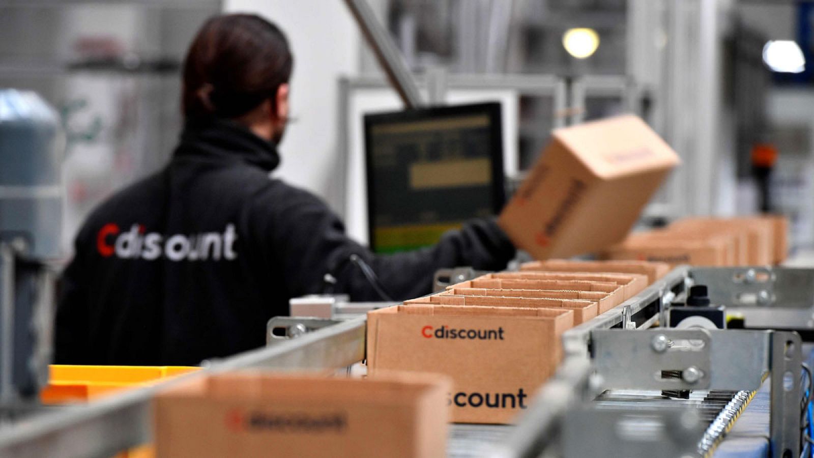 Un trabajador de Cdiscount, la competencia directa de Amazon en Francia