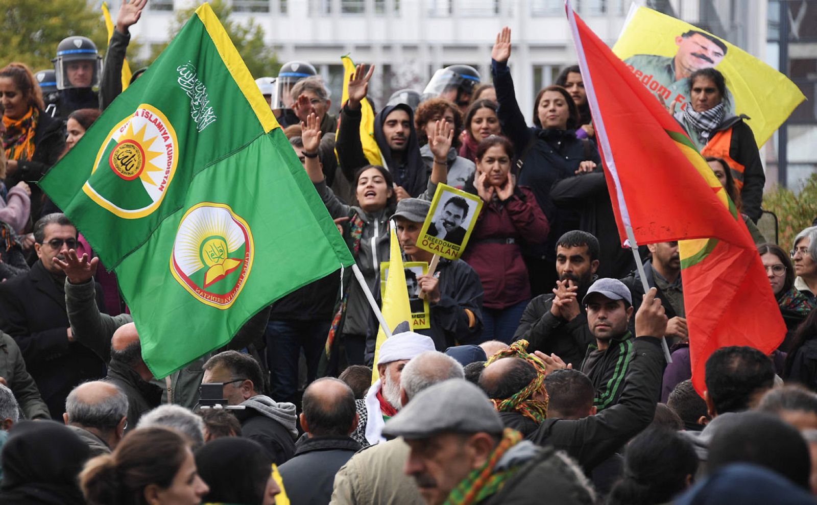 Los manifestantes kurdos agitan banderas y retratos del líder kurdo Abdullah Ocalan frente al Consejo de Europa en Estrasburgo, en el noreste de Francia, para protestar contra la acción militar de Turquía