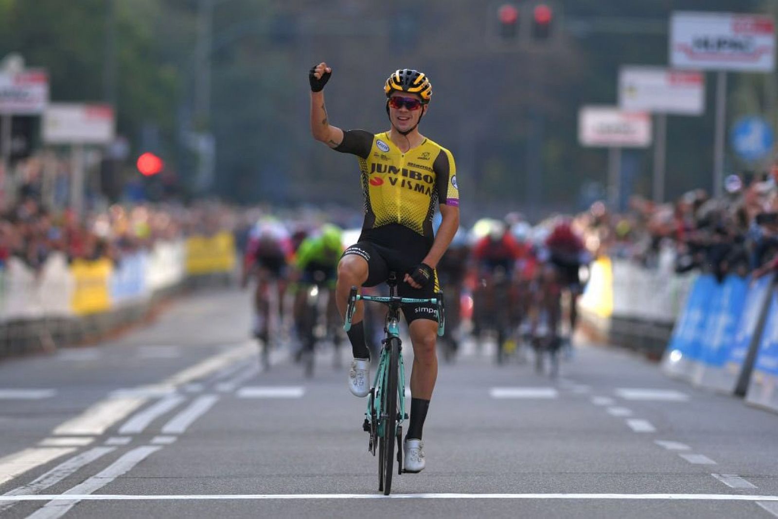 El esloveno Primoz Roglic se impone en la meta de los Tres Valles Varesinos 2019.