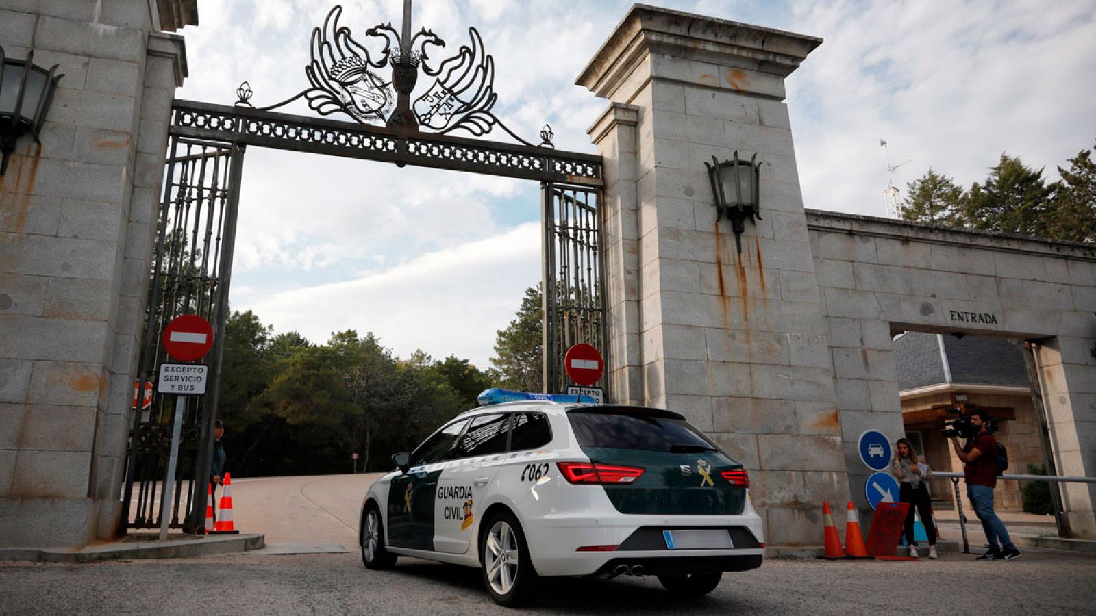 Un coche de la Guardia Civil frente a las puertas de acceso del Valle de los Caídos