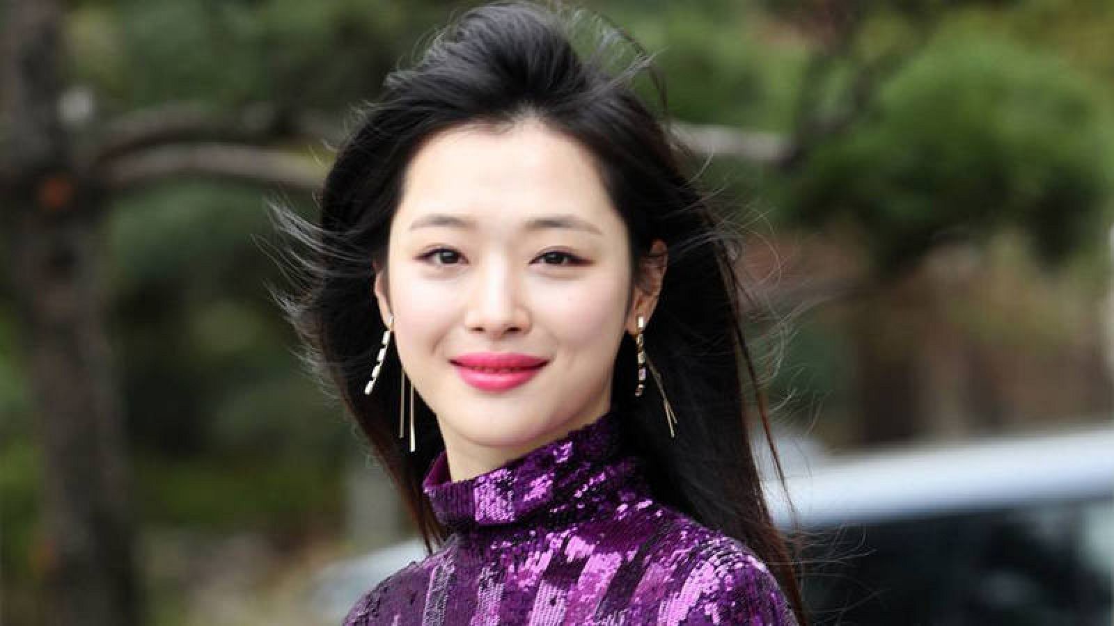  Sulli, una de las estrellas del K-POP surcoreano
