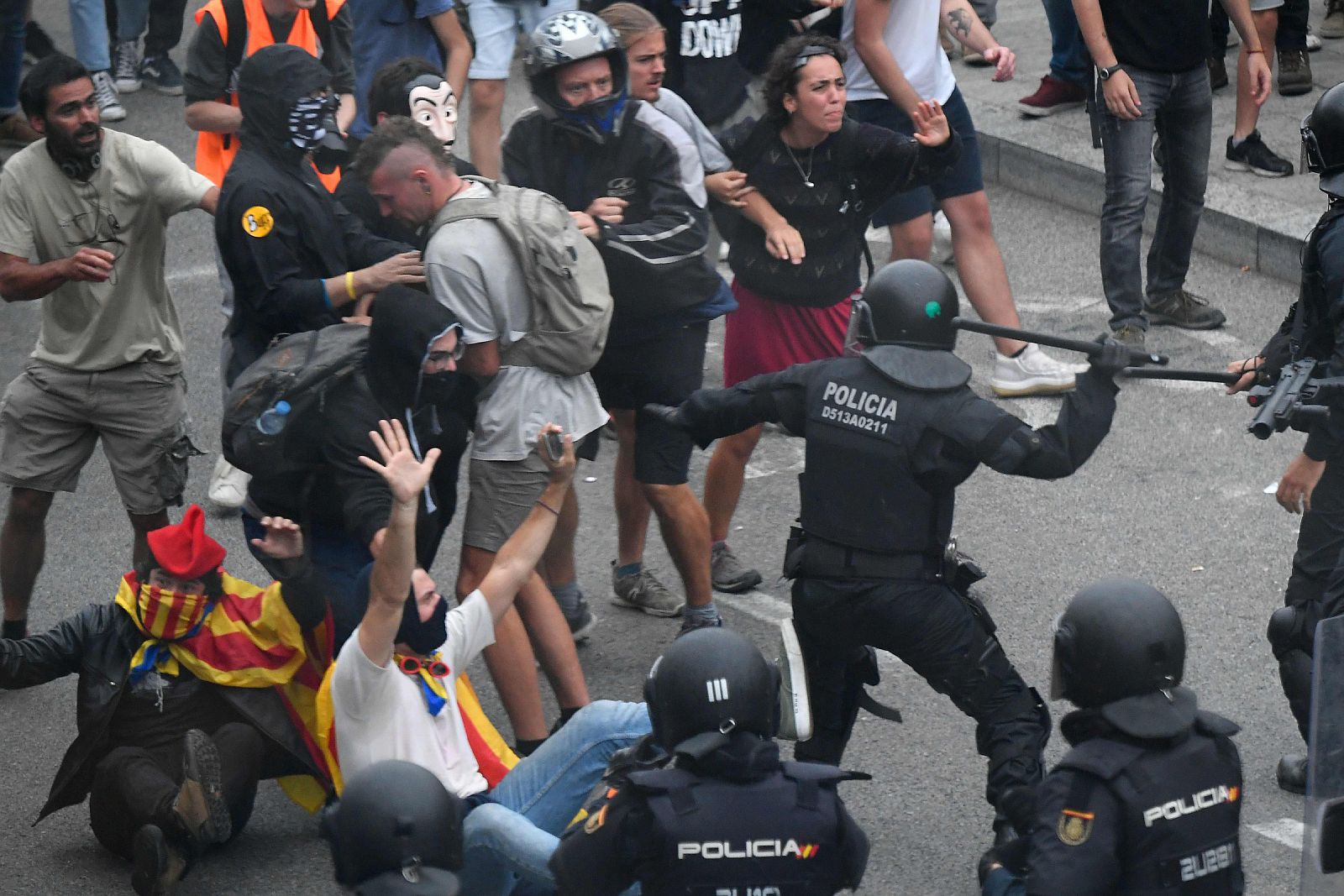 Cargas policiales en el Aeropuerto tras conocer la sentencia, con al menos 67 vuelos cancelados por las protestas en el Aeropuerto.