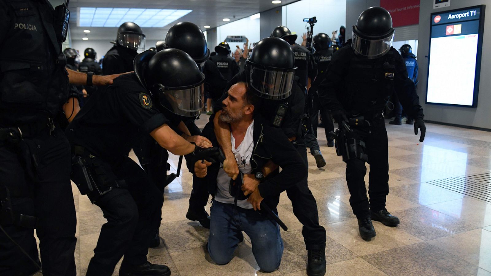 Interior de la Generalitat investigará una de las actuaciones de los Mossos en el aeropuerto durante las protestas